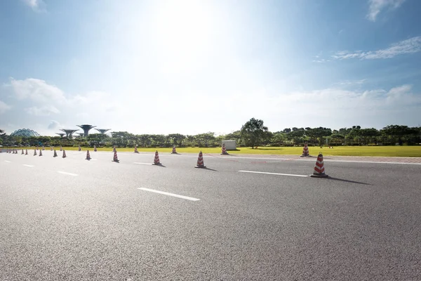 Otlak yakınındaki boş yol — Stok fotoğraf