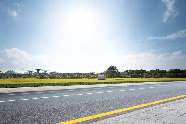 Route vide près des prairies — Photo