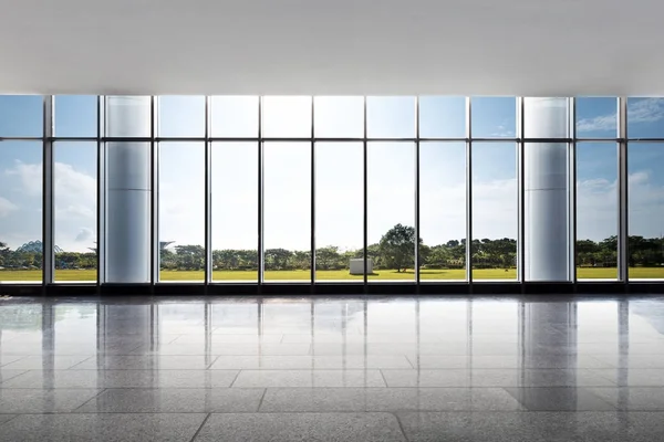 Leerstehendes Büro in der Nähe des grünen Parks — Stockfoto