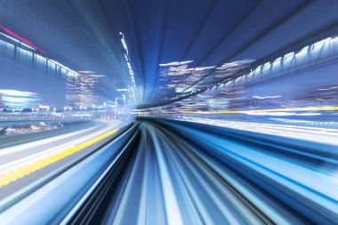 hızlı tren yolu modern şehir içinde