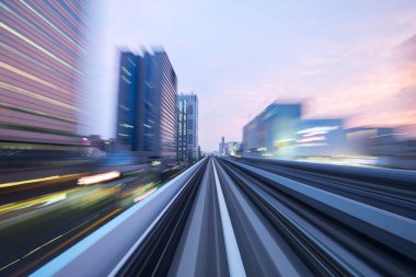 hızlı tren yolu modern şehir içinde