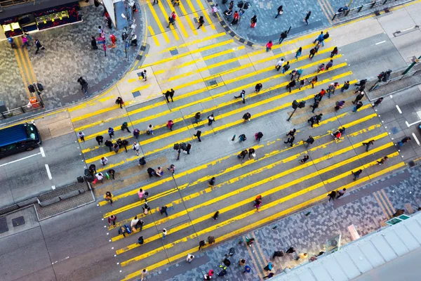 Orang Berjalan Melalui Persimpangan Jalan Kota Dari Pandangan Atas — Stok Foto