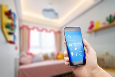 Akıllı ev içinde hareket eden telefon