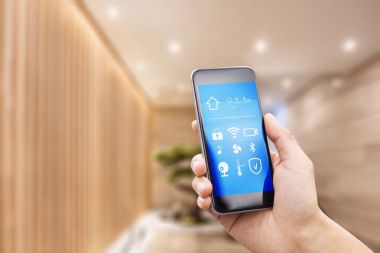 Akıllı ev içinde hareket eden telefon