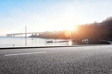 Golden Gate Köprüsü San Francisco yakınlarındaki yolu