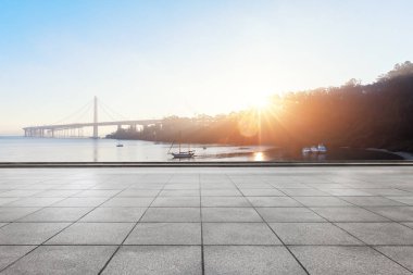 Golden Gate Köprüsü yakınlarında boş katta gündoğumu