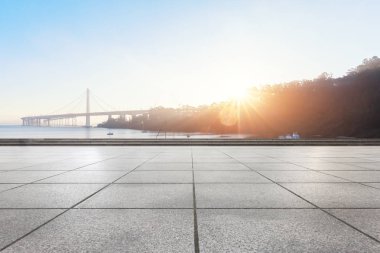 Golden Gate Köprüsü yakınlarında boş katta gündoğumu