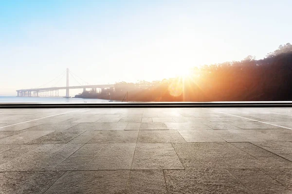 Üres padló Golden Gate híd közelében, a sunrise — Stock Fotó