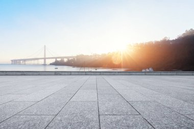 Golden Gate Köprüsü yakınlarında boş katta gündoğumu