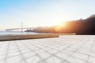 Golden Gate Köprüsü yakınlarında boş katta gündoğumu