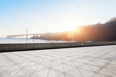 Golden Gate Köprüsü yakınlarında boş katta gündoğumu