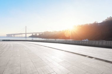 Golden Gate Köprüsü yakınlarında boş katta gündoğumu
