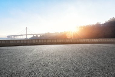 Golden Gate Köprüsü San Francisco yakınlarındaki yolu