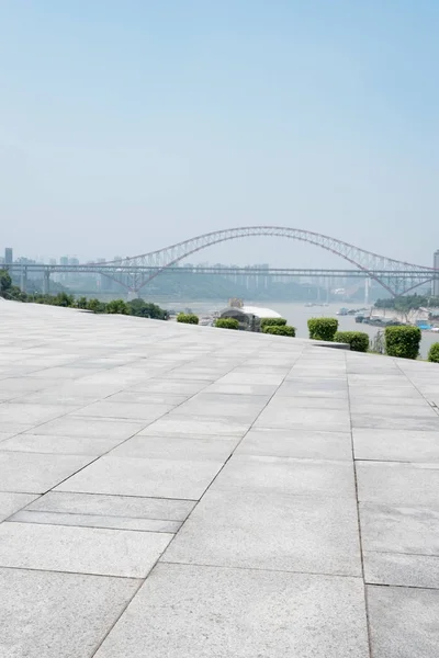 Piso vacío con puente de acero — Foto de Stock