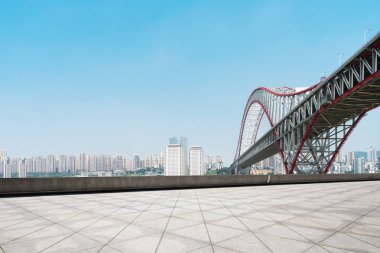 şehirde çelik köprü ile boş yere