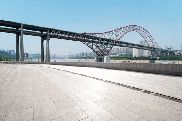 Leerer Boden mit Stahlbrücke in der Stadt — Stockfoto