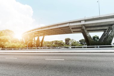 yükseltilmiş road yakınındaki boş yol 