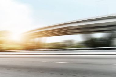 yükseltilmiş road yakınındaki boş yol 