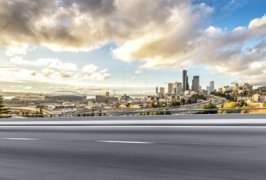 boş asfalt yol ile cityscape 