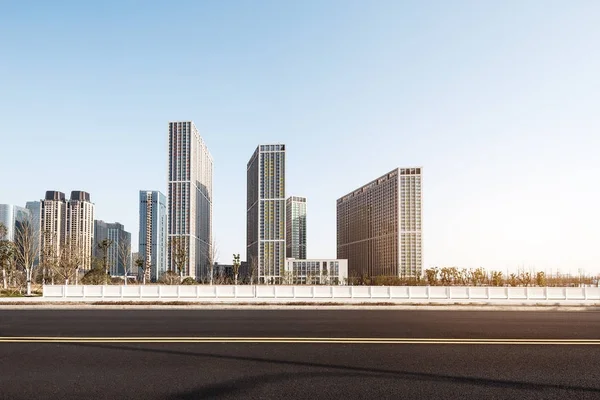 Leere Straße mit Stadtbild — Stockfoto