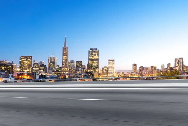 Camino de asfalto con paisaje urbano de la ciudad moderna — Foto de Stock