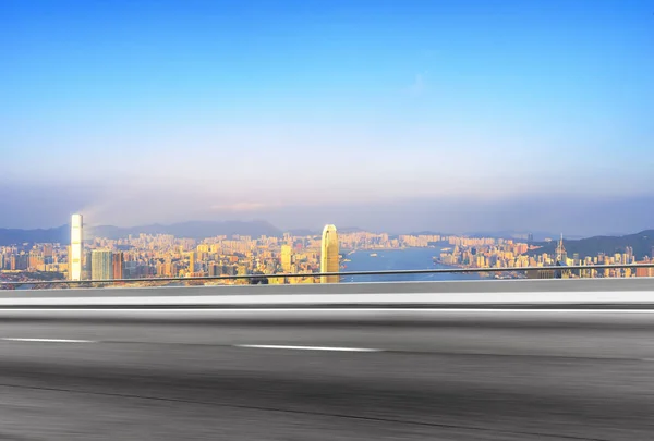 夕暮れ時の青空に香港の空のアスファルト道路と都市景観がぼやけた — ストック写真