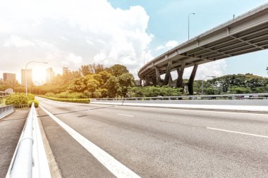 yükseltilmiş road yakınındaki boş yol 
