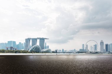 boş asfalt yol ve cityscape 