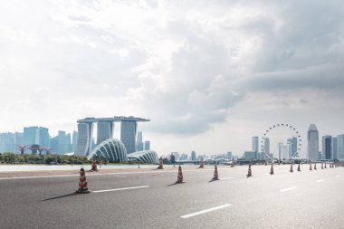 boş asfalt yol ve cityscape 