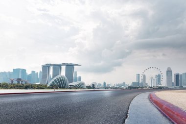 boş asfalt yol ve cityscape 