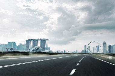 boş asfalt yol ve cityscape 