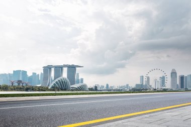 boş asfalt yol ve cityscape 