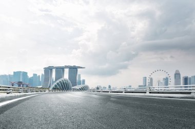 boş asfalt yol ve cityscape 