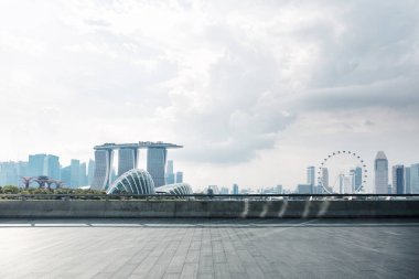 boş mermer zemin ile cityscape 