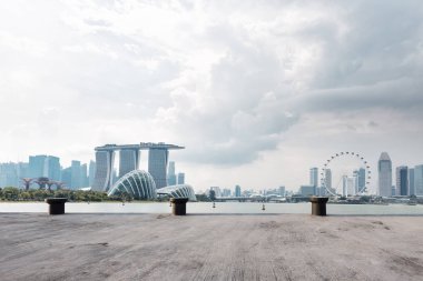 boş beton zemin ve cityscape 