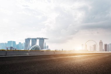 boş asfalt yol ve cityscape 