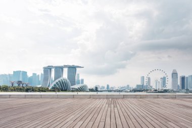 boş ahşap zemin ve bulut gökyüzü Singapur'da cityscape