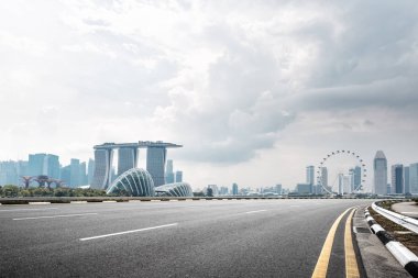 boş asfalt yol ve cityscape 