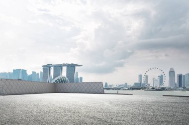 boş asfalt yol ve cityscape 