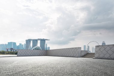 boş asfalt yol ve cityscape 