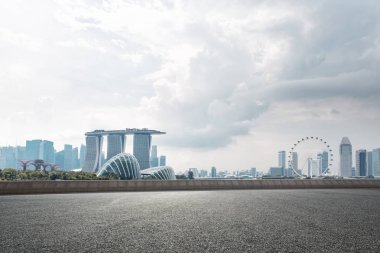 boş asfalt yol ve cityscape 