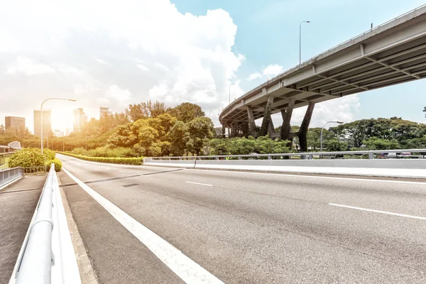 Strada vuota vicino a strada sopraelevata — Foto Stock