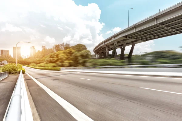 Yükseltilmiş road yakınındaki boş yol — Stok fotoğraf