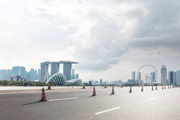 boş asfalt yol ve cityscape 