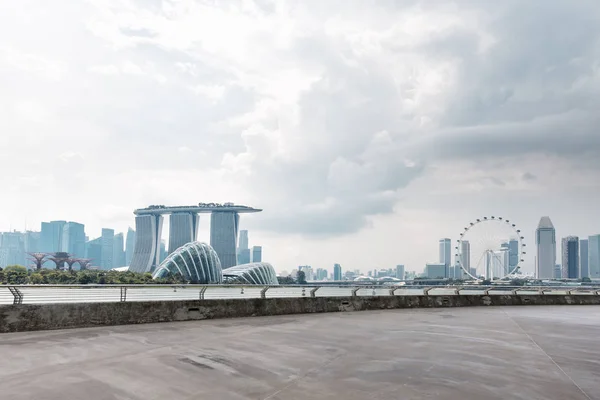 Empty concrete floor and cityscape — Stock Photo, Image