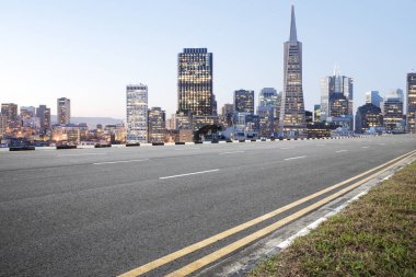 boş asfalt yol ve cityscape 