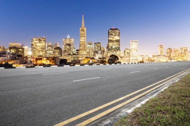 boş asfalt yol ve cityscape 