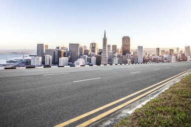 boş asfalt yol ve cityscape 