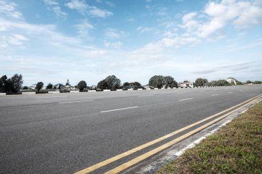 bulanık boş asfalt yola yakın Köyü 