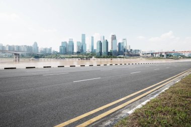 boş asfalt yol ile modern binalar 